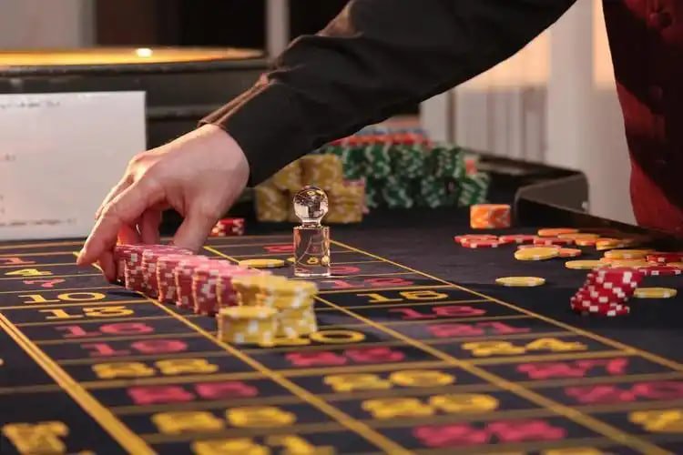 Baccarat live dengan taruhan yang fleksibel dan permainan cepat Meja baccarat Pretty Gaming di surga 33